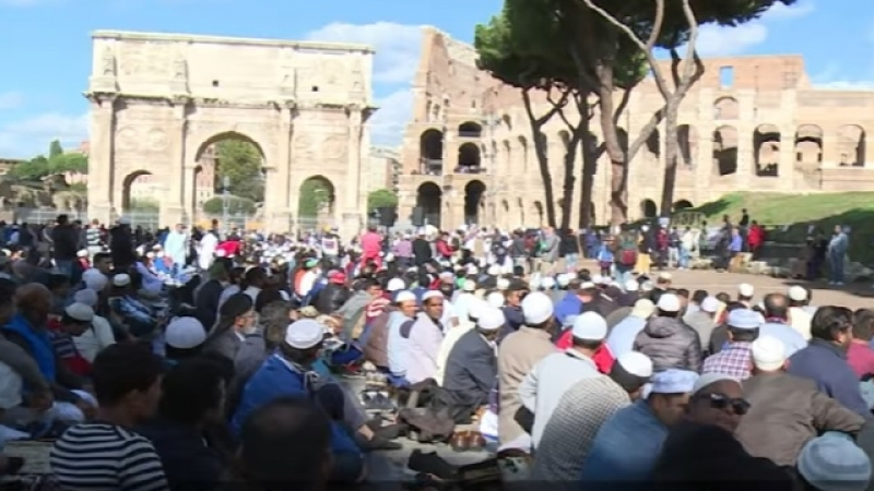 Нечувана наглост: Мигранти окупираха Колизеума (ВИДЕО)