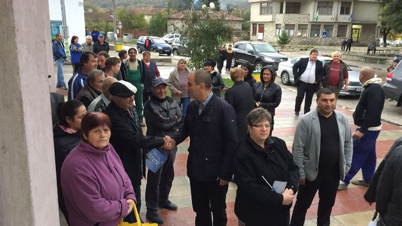 Кандидат-президентската двойка на ГЕРБ и Цветан Цветанов се срещнаха с жители на селата Одърци и Батово