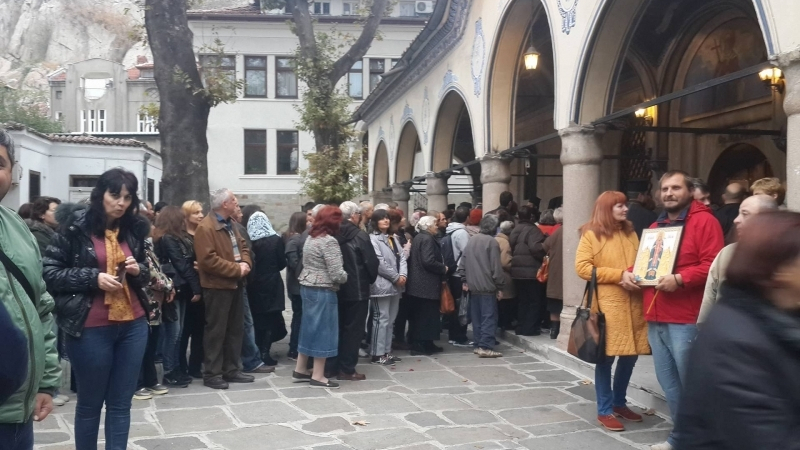Стотици миряни посрещнаха мощите на Св. Лука Симферополски в Пловдив (СНИМКИ)