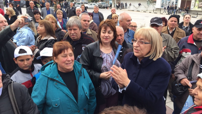 Цецка Цачева в Девня: Няма да позволим България да се върне в безвремието, в което беше попаднала при управлението на БСП и ДПС