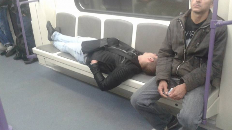 Този спящ в метрото младеж предизвика истински фурор в мрежата (СНИМКИ)