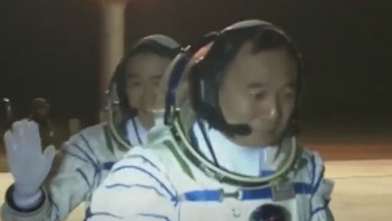 Китайски астронавти изпратиха спътник в космоса (СНИМКА)