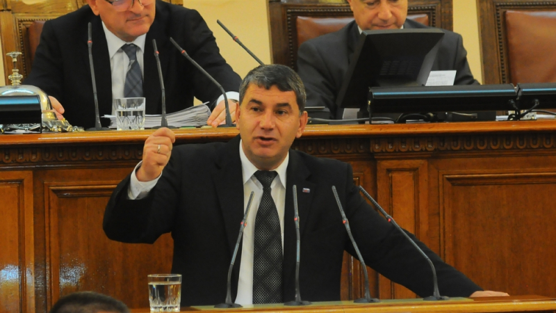 Димитър Байрактаров с интересно питане: Ако правителството подаде оставка, с кого ще управлява БСП?