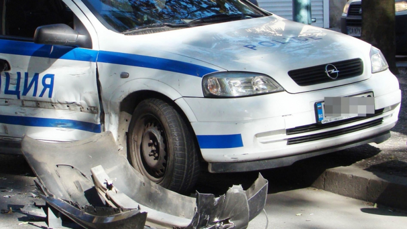 Сигнал до БЛИЦ: Камион и патрулка се удариха в София, полицай пострада 