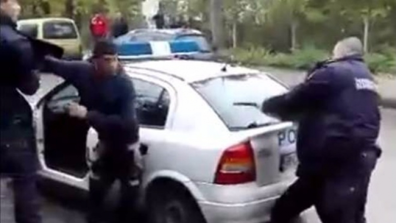 Екшън във Видин! Задържани бият полицаи (ВИДЕО)
