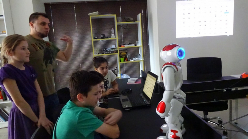 Ученици в Пловдив програмират хуманоиден робот от второ поколение по японска образователна система
