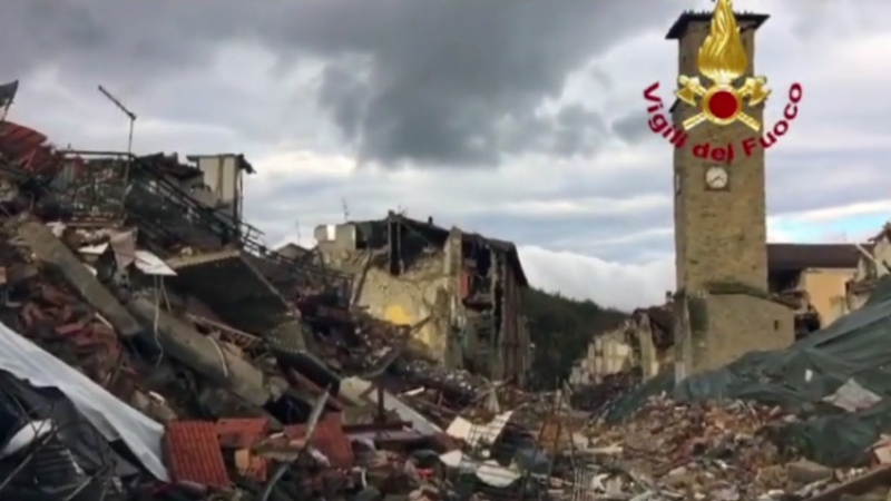 Стотици сгради рухват след мощните трусове в Италия (ВИДЕО)