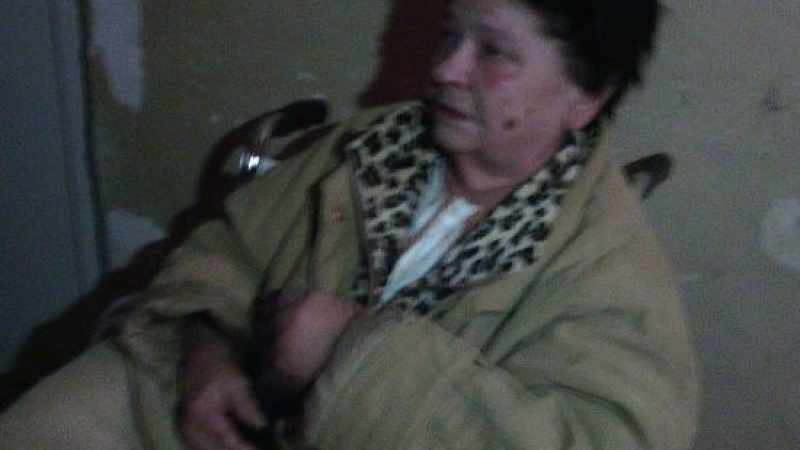 Само в БЛИЦ! Нечовешка драма в Сопот: Жена в инвалидна количка нощува в студен и тъмен коридор (СНИМКИ)