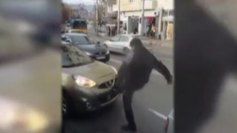 Жесток екшън край Софийския университет: Шофьор полудя, започна да рита зверски и отскубна номера на жена (ВИДЕО)