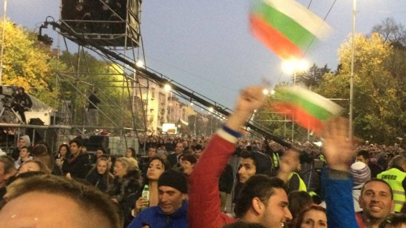 Започна се! "Орлов мост" "почерня" от хора, хиляди са вече на концерта на Слави, прииждат още и още (СНИМКИ/ВИДЕО)