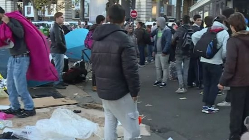 Парижката полиция нахлу в бивака на бежанците край "Сталинград"  (ВИДЕО)