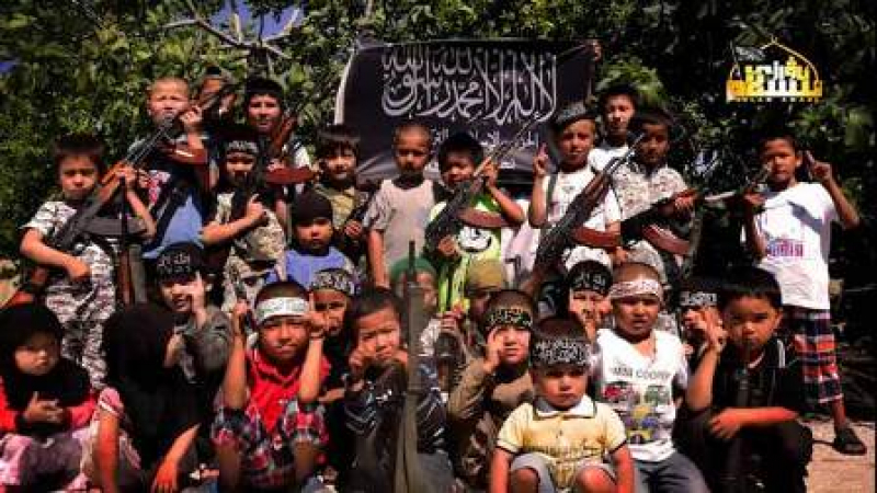Невръстни дечица на китайски уйгури грабнаха автомати в Сирия и станаха „малките воини на джихада”