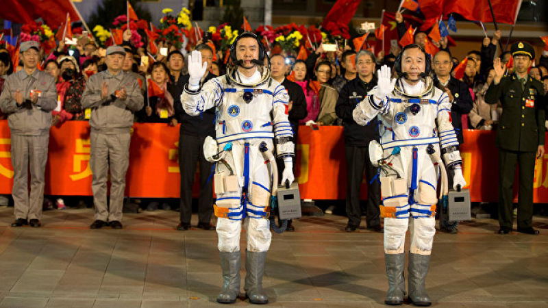 Китай изстреля пилотиран космически кораб с двама космонавти