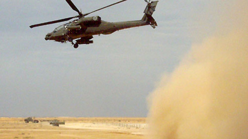 САЩ вкарали в битката за Мосул бойни вертолети Apache         
