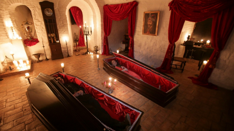 Супер зловещо! Брат и сестра осъмнаха в ковчези в Замъка на Дракула (СНИМКИ/ВИДЕО)