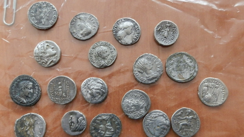 Митничари спасиха безценни монети от лапите на трафиканти (СНИМКИ)