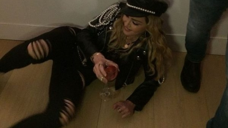 Пияната Мадона се изложи много яко на изложба в Лондон  (СНИМКИ)