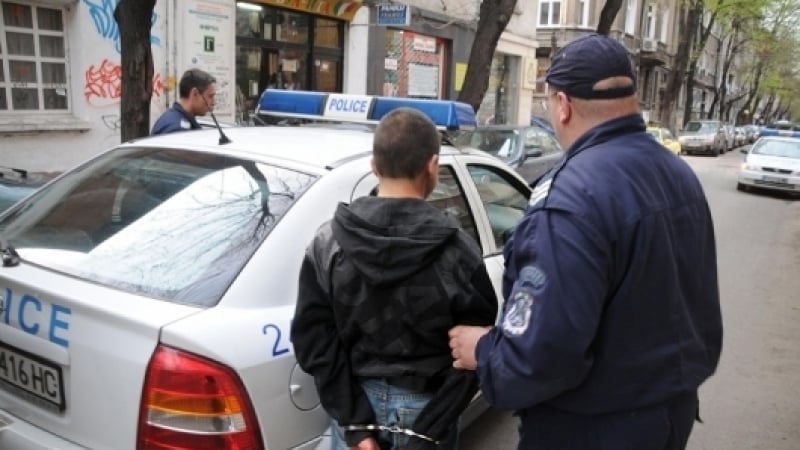 Стоян обикаля бургаски квартал с пико, арестуваха го