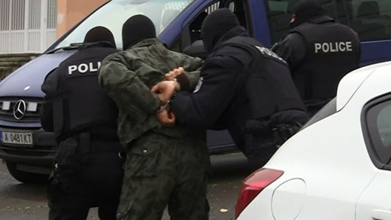 Бесен екшън в Бургас! Спецченгета обезвредиха опасен престъпник (СНИМКИ/ВИДЕО)