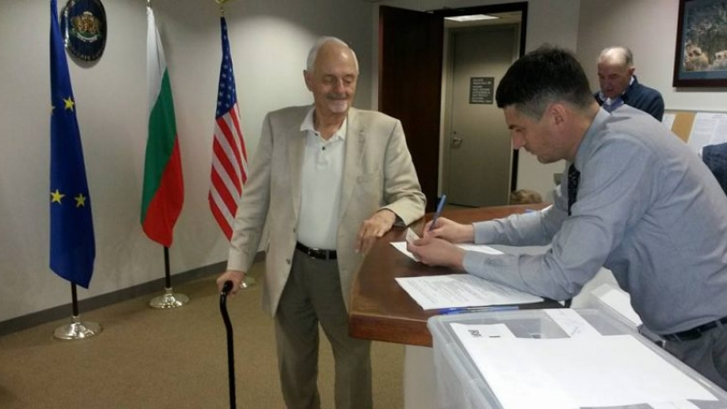 Холивудският режисьор и български гражданин Тед Кочев гласува в консулството в Ел Ей (СНИМКИ)