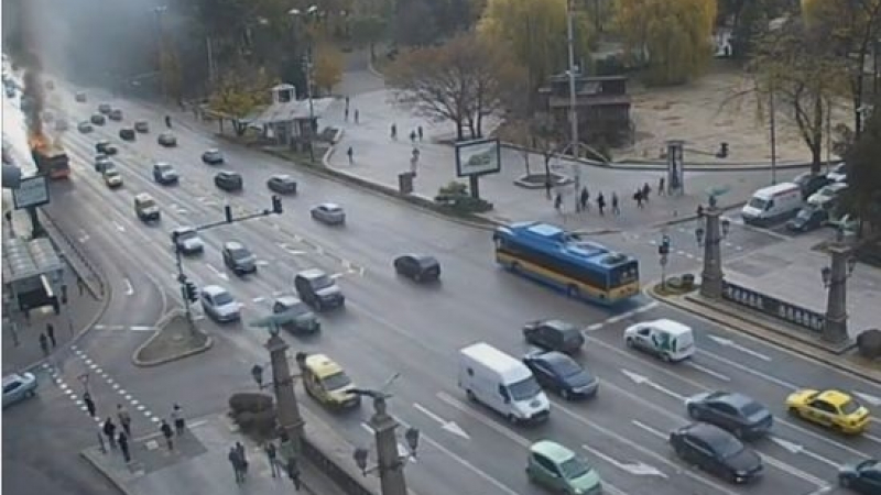 Първа информация от ЦГМ за причината за пламналия автобус в София