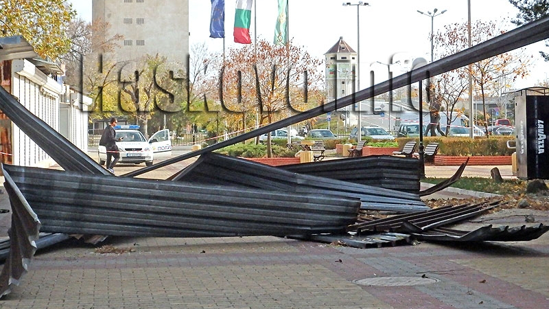 Вижте какви поразии сътвори бурята в Димитровград (СНИМКИ)