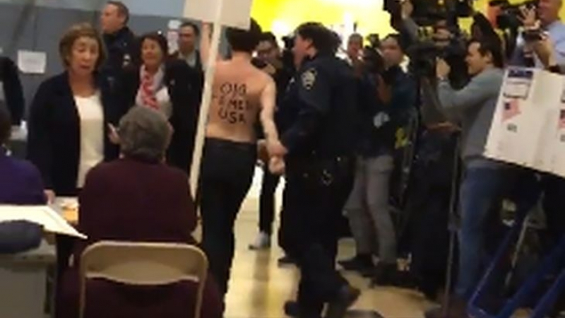 Голи активистки на Femen нахлуха в избирателната секция на Тръмп (ВИДЕО 18+)