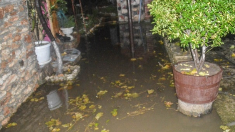Наводнени дворове и придошла река след нощната буря в Пиринско