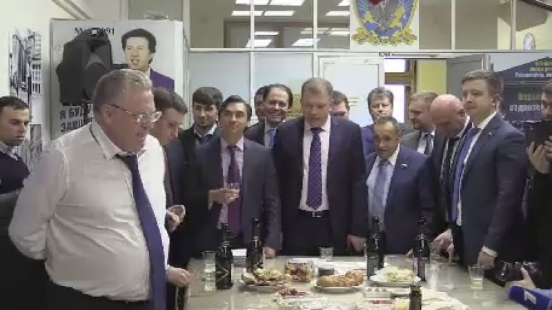 Руските депутати поляха победата на Тръмп със скъпо шампанско за 100 бона (ВИДЕО)