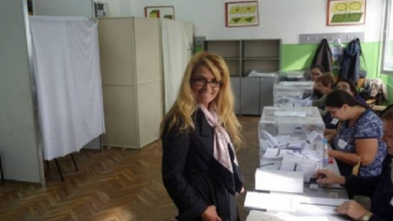 Само в БЛИЦ: Скандалната блондинка на Кадиев получи внезапна подкрепа от министър "провал" Трайчо
