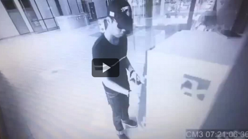 Този мъж тръгна да тегли пари от банкомат, но това, което се случи, го остави без думи! (ВИДЕО)