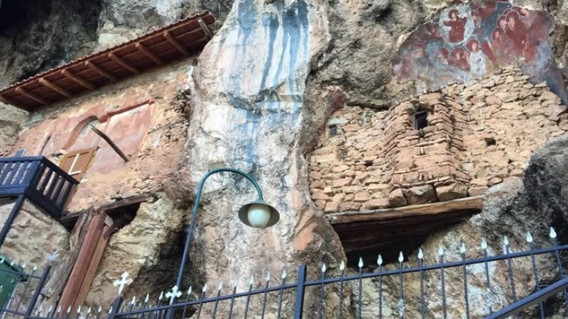 Скалната църква "Св. Архангел Михаил" изумява и днес  