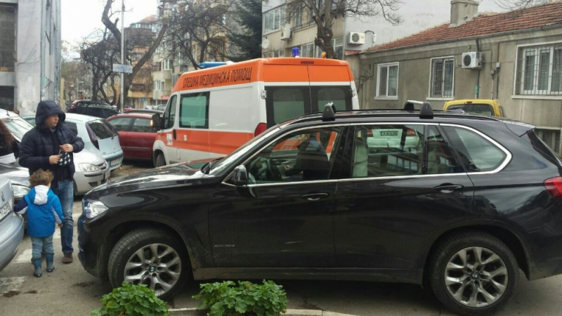 Първо в БЛИЦ! Мъж припадна в избирателна секция във Варна (СНИМКИ)