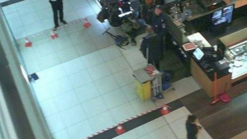 Падналото момче в мол в Бургас - син на разследван за стрелбата по Митьо Очите?