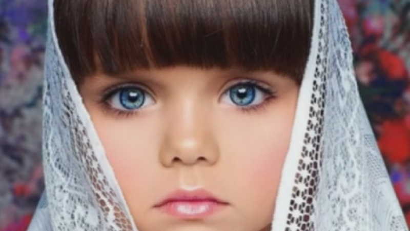 Малката Анастасия събра погледите на всички! Вижте най-красивото момиче на света (ВИДЕО)