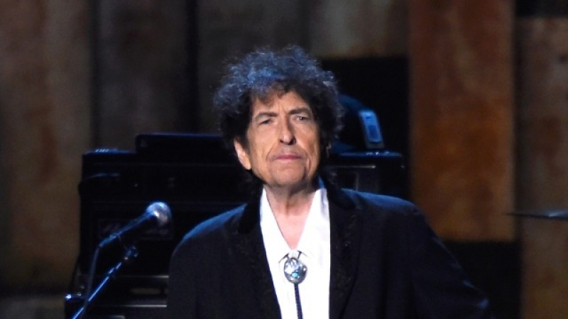 Боб Дилън имал по-важна работа от това да си прибере Нобеловата награда