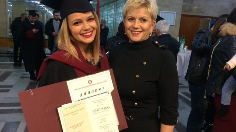 Мария, дъщерята на Николина Чакърдъкова се дипломира