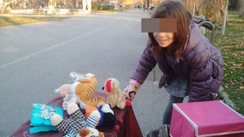 Трогателно! Малко момиченце си продаде играчките, за да помогне на болно от рак бебе