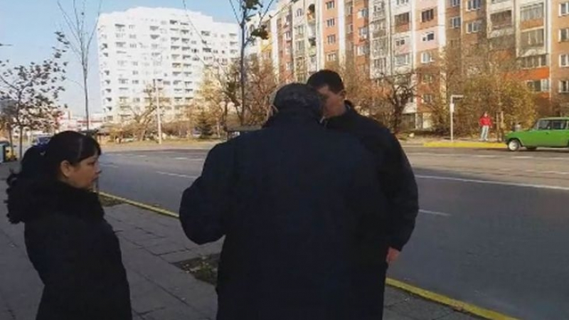 Само в БЛИЦ! Скандално: Kонтрольори от градския транспорт в София пак безчинстват, хвърлиха камък по човек (ВИДЕО)