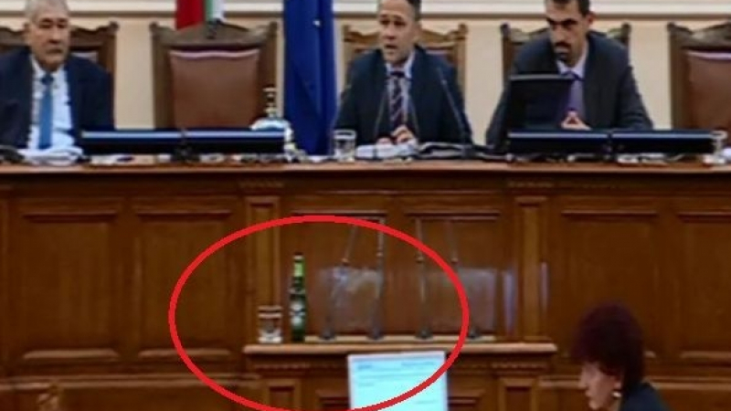 Депутат от "Атака" парира борците срещу комунизма с ... бирена бутилка (СНИМКА)