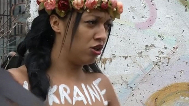 Гологръда активистка на FEMEN се опита да гътне Берлинската стена в Киев (ВИДЕО 18+)   