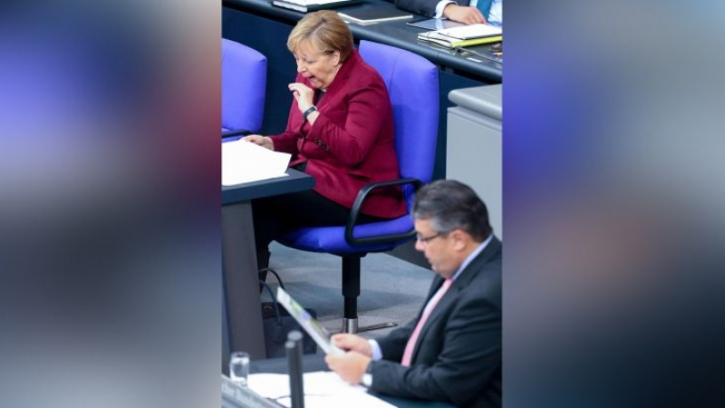 Осмиват Меркел заради скандално поведение в Бундестага (СНИМКИ)