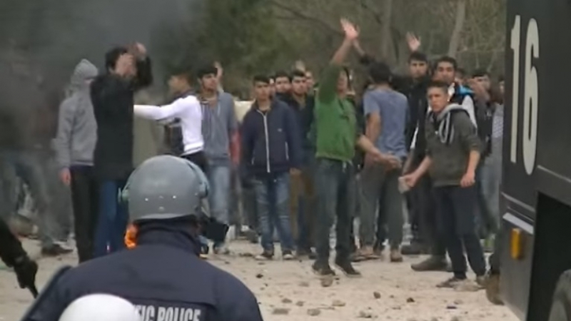 Мигрантите в Харманли запалиха българското знаме! (НОВИ ВИДЕА)