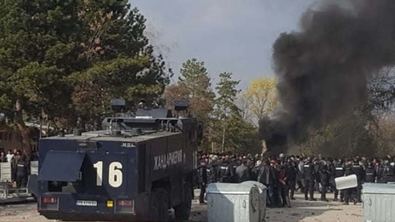 Гасан Насър пред БЛИЦ за погрома в Харманли: Вътре в лагера има такива, които насъскват останалите: "Дайте да се бунтуваме!" Може да ударят и София...