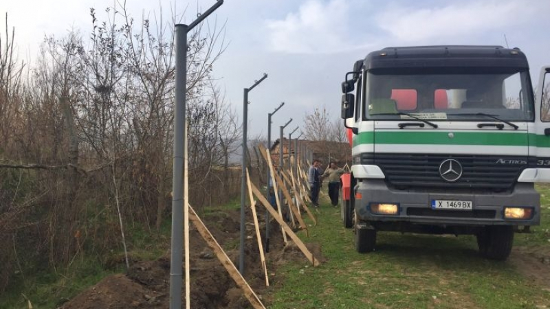 След посещението на Борисов: В Харманли запретнаха ръкави, ето кога оградата около лагера ще е готова (СНИМКИ)