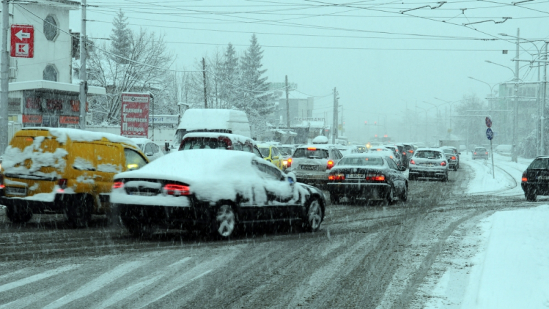 В Източна България е страшно: Вятър и снегонавявания блокираха пътищата (ВИДЕО)