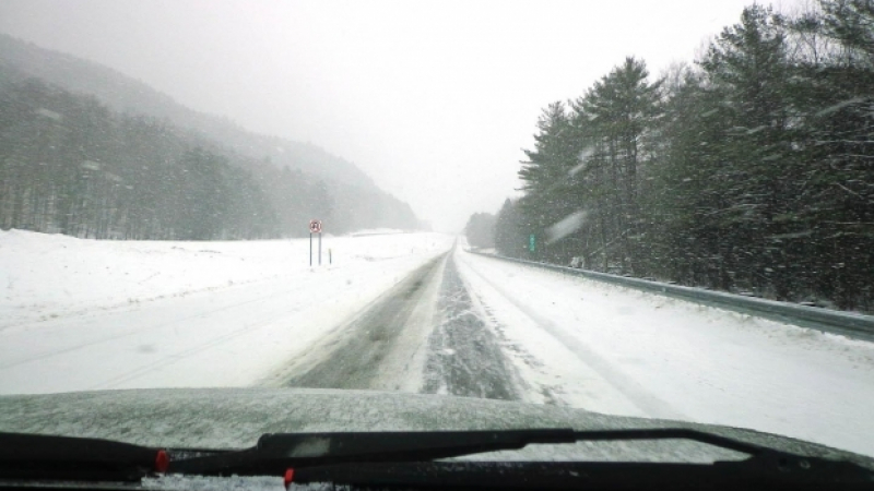Експерти изброиха най-важните правила за шофиране при зимни условия  