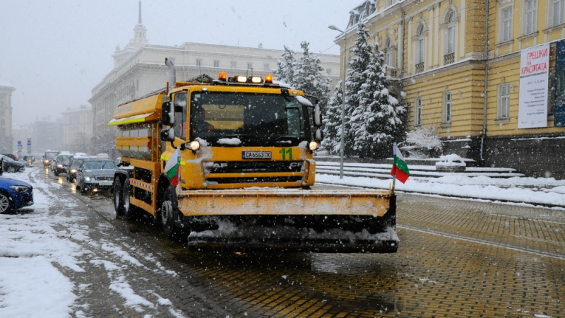 Снегорините излязоха в София, сняг се сипе на парцали   