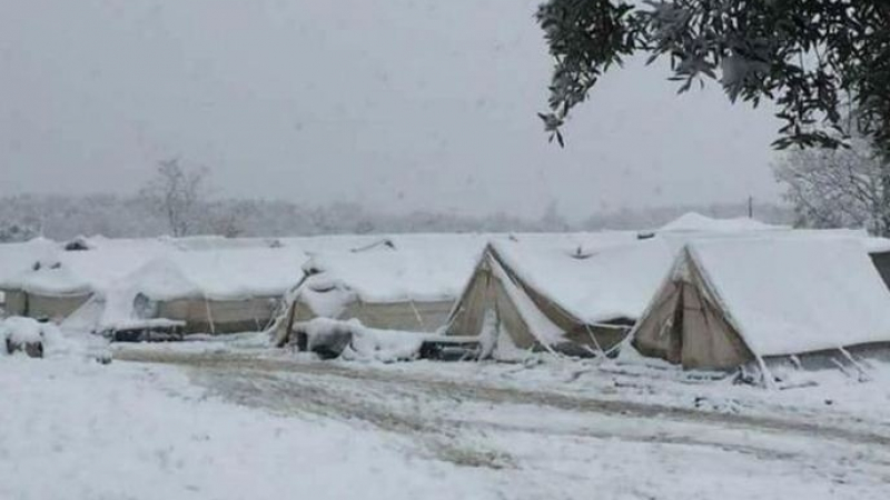 Снежен ад за бежанците в Гърция, ето при какви условия живеят (СНИМКИ)