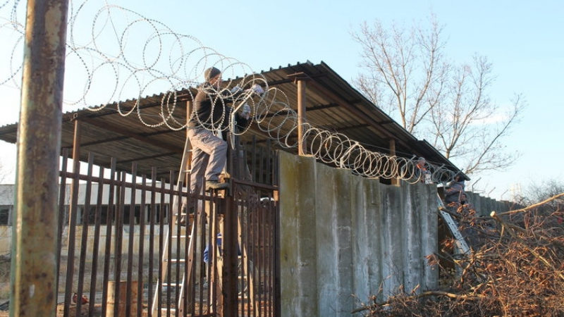 Завършиха 3-метровата ограда на лагера в Харманли